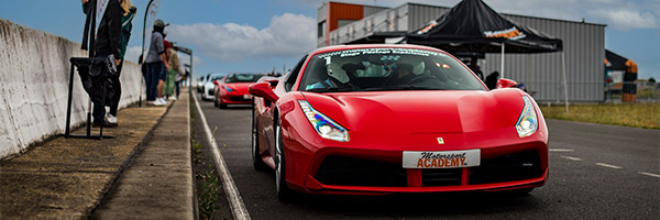 Ferrari dans les stands du circuit auto de Fontenay le Comte