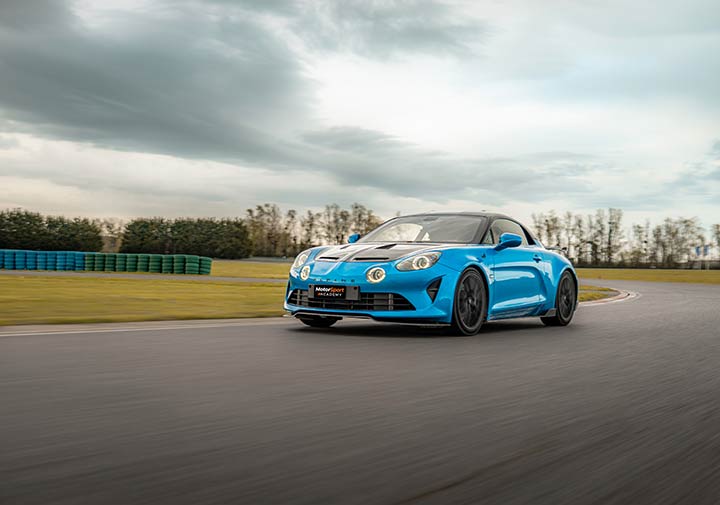 Alpine A110 R de côté roulant sur circuit 