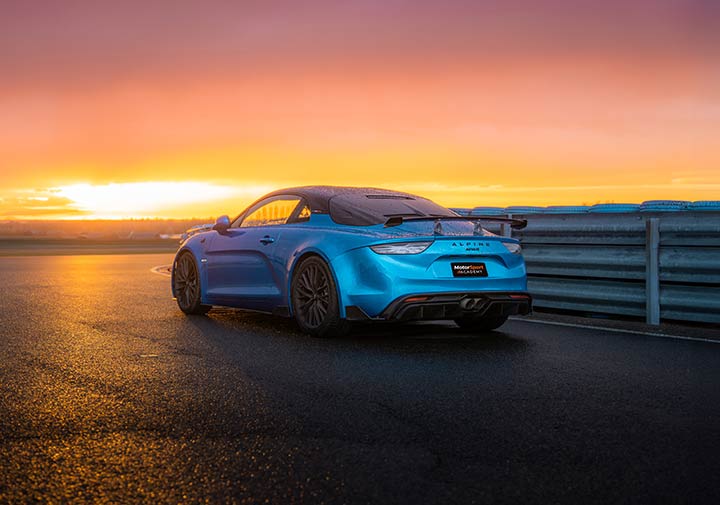 Alpine A110 R devant un couché de soleil