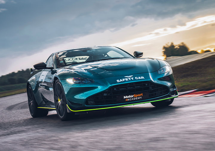 Stage de pilotage sur circuit Aston Martin