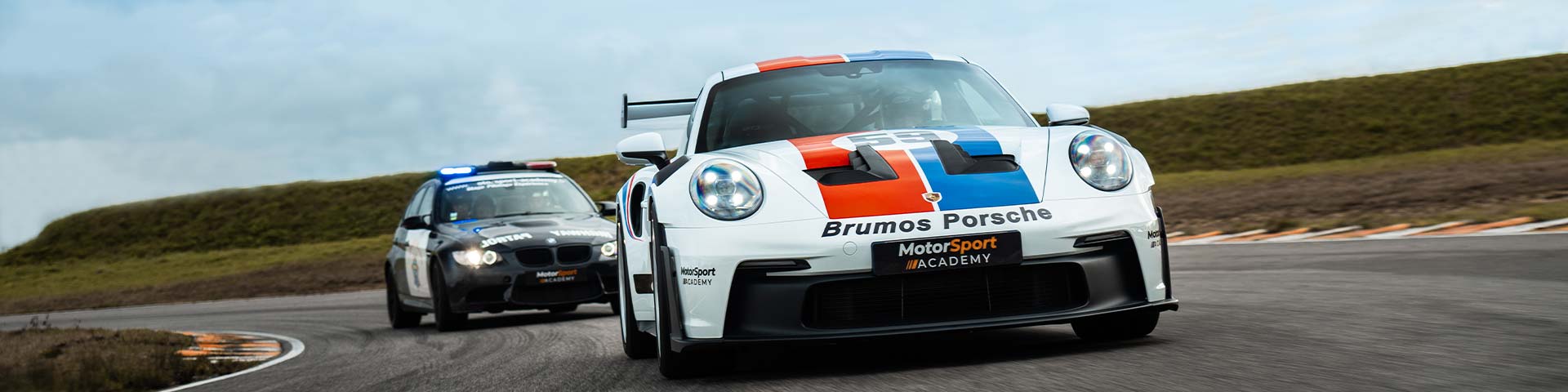 BMW M3 police à la poursuite d'une Porsche 992 GT3 RS